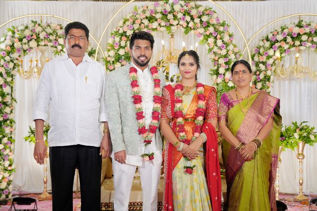 Family portrait around the couple at the engagement